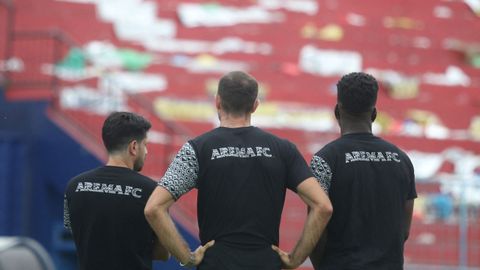 Jugadores del Arema FC tras la estampida en el estadio de Indonesia.