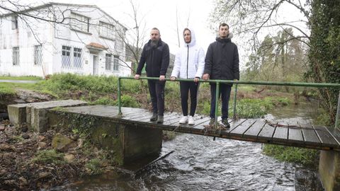 Alejandro Esperante, Juan Cliz y Mara Lpez, en los puentes donde vigilan las crecidas del ro Basteiro, en Neda