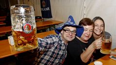 Un prost en la Outubrofest con pintas y salchichas