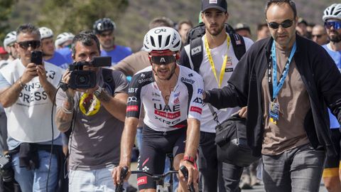 Adam Yates tras cruzar la l�nea de meta