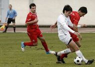 Iago, a la derecha, controla el bal�n ante la oposici�n de un futbolista del Ribadeo.