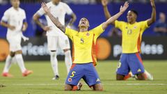 Kevin Castao y Yerry Mina de Colombia celebran al final del partido contra Uruguay