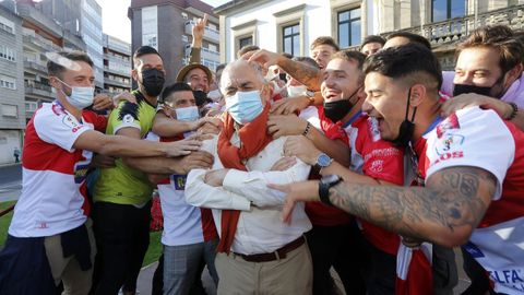 O Arousa celebrou o seu ascenso a segunda divisi�n da RFEF lendo o preg�n das festas de San Roque de Vilagarc�a