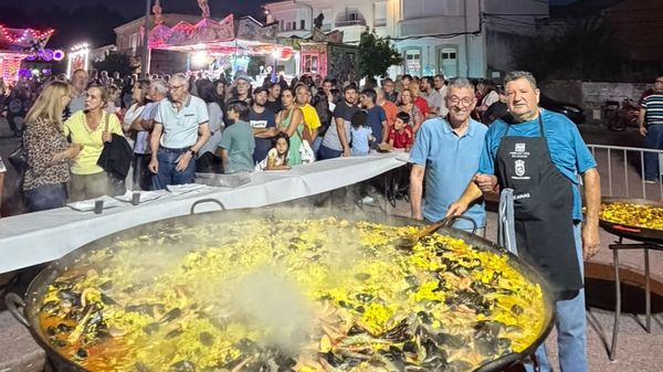 El alcalde y el responsable de la paella, anoche en plena faena