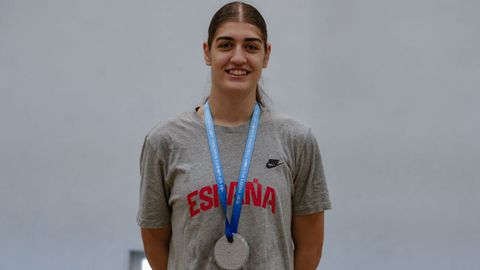 Sarai Teijeira, con la medalla de plata del Mundial sub-17 2026 en el Complexo Polideportivo Frigsa de Lugo.