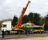 Los t�cnicos usaron una gigantesca gr�a para subir el helic�ptero y las aspas en el cami�n. 