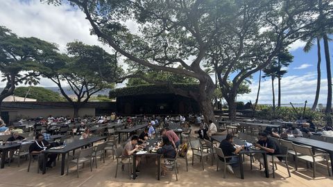 Zona de desayuno y��lunch� donde los asistentes al evento reponen fuerzas durante las largas sesiones de trabajo.