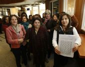 Carmen Nogueira, a la derecha, tras presentar ayer la denuncia con sus compa�eras en A Parda. 