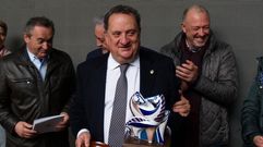 Jos� Manuel Silva, con el obsequio que le entreg� el Ayuntamiento de Chantada tras el preg�n