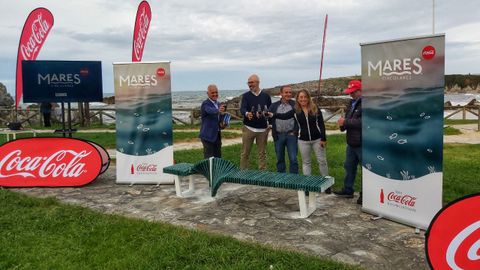 Presentacin del banco fabricado con basura marina por Coca-Cola en la playa de Tor, en Llanes