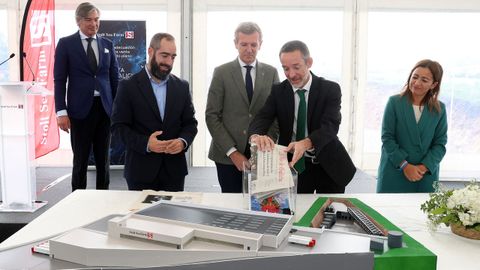 El presidente de Stolt Sea Farm, Jordi Trías, introduce un periódico de La Voz de Galicia en la cápsula del tiempo, acompañado a un lado por el presidente de la Xunta, Alfonso Rueda, y el alcalde de Rianxo, Julián Bustelo, y por el otro, por la conselleira do Mar, Marta Villaverde.