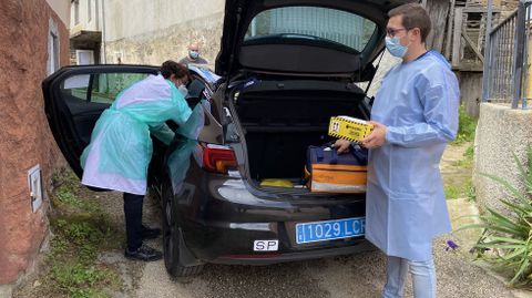 La vacunaci�n a domicilio en el rural.Ineyvis Valdespino y Christian Paradelo en Outardepregos