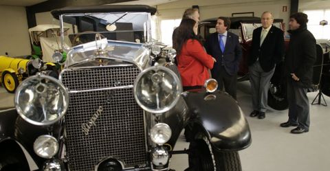 Los Jove, junto a Negreira, Cid y Fernndez Prado, al lado de un Hispano Suiza. 