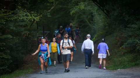 La afluencia de visitantes no cesa en septiembre, como se ha visto a lo largo de toda la semana, incluso el martes, con lluvia