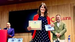 Marta Maes con el premio que le dieron en Oviedo.