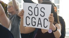 Unha manifestante cunha pancarta contra o proceso de elecci�n da nova directora do CGAC