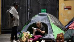 Familiares de opositores venezolanos encarcelados aguardan a su liberaci�n en Caracas