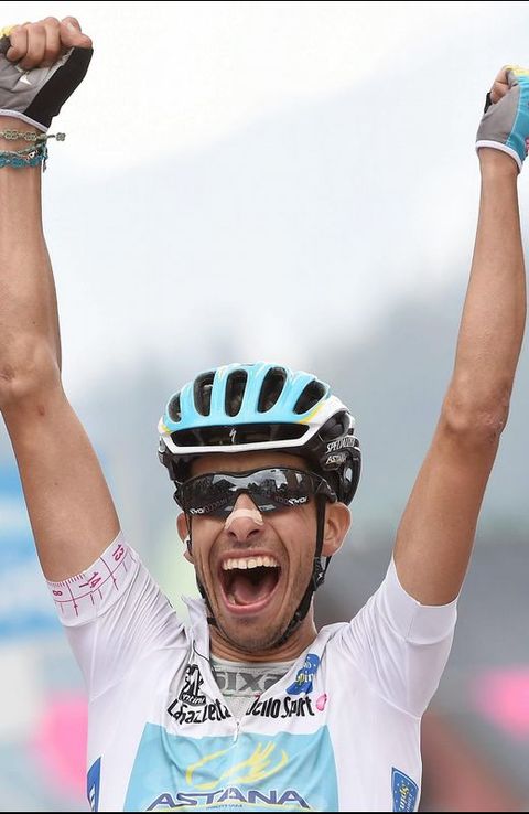 Aru celebra el triunfo de etapa