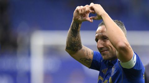 El centrocampista del Oviedo Santi Cazorla al finalizar el encuentro de la jornada 37 de LaLiga entre el Real Oviedo y el Deportivo Alav�s