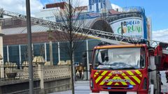 Los bomberos en la plaza de Lugo realizando labores de aseguramiento en una fachada