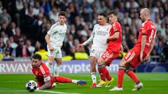 Otamendi, en el suelo durante un lance del encuentro entre el Real Madrid y el Benfica.