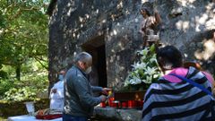 A pequena ermida de San Xo�n do Carballoso est� rodeada dun muro de pedra que delimita o espazo onde se levanta, e moi preto at�pase a fonte milagreira.