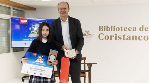 Vera Mart�nez, do colexio Manuela Rial Mouzo de Cee, primeiro premio, con Xos� Lu�s Vilela, director da Fundaci�n Santiago Rey Fern�ndez-Latorre