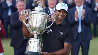 Aaron Rai con el trofeo de ganador del PGA.