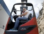 P�rez, montado en una de las carretillas en las que trabaja diariamente desde hace 18 a�os. 