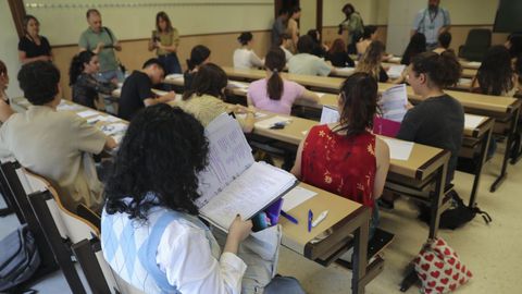 Varios alumnos realizan este martes las pruebas de la EBAU en la Universidad de Oviedo