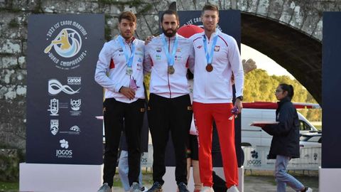 Diego Romero (centro), no podio do C1 de distancia curta do Mundial de Ponte de Lima