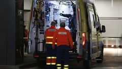 Ambulancia en la entrada de urgencias del Chuac