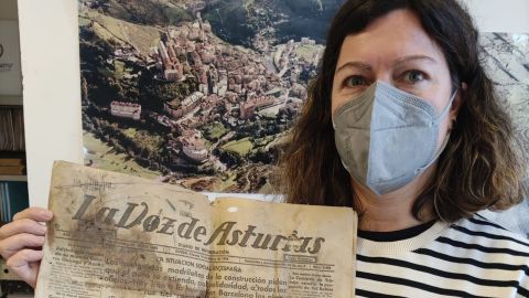 Marta Veiga, con el ejemplar de 1934 de La Voz de Asturias