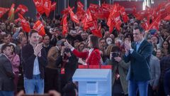 El secretario general de los socialistas madrileños, Juan Lobato, la ministra Reyes Maroto, candidata a la alcaldía de Madrid, y el presidente del Gobierno, Pedro Sánchez, este sábado en la presentación de la candidatura socialista al ayuntamiento de la capital