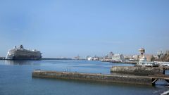 Los cruceros Mein Schiff 3 (I) y Aidanova atracaron sin pasajeros este lunes en el puerto de la capital tinerfe�a para repostar