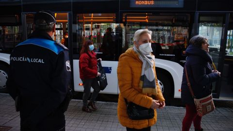 Polica Local y Nacional reparten mascarillas a los usuarios de los autobuses en Pontevedra