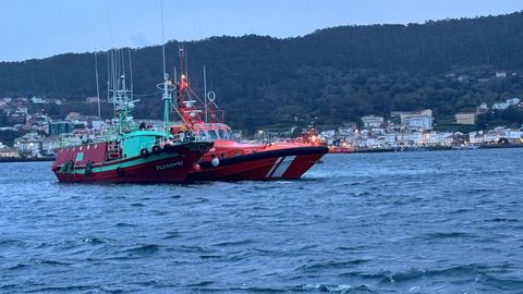 La Salvamar Regulus remolca al pesquero Viento y Calma