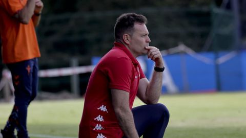 Dani Xelo, en una imagen de archivo, dirigiendo un partido de la cantera del Deportivo