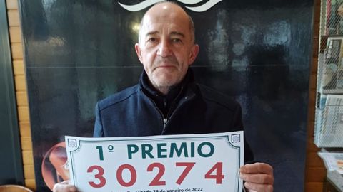 Ginés, ferrolano de 59 años, lleva cinco al frente del bar Tarrafa, en Ares, y se mantuvo fiel al número que ya vendía el anterior responsable del local