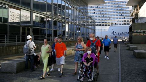 Cruceristas del monumental Anthem of the Seas, en A Coru�a