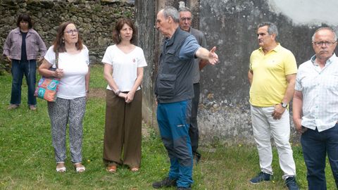 Acudieron al cementerio de Vilacoba, en Lousame, los nietos de Manuel Garc�a Hermo y de Xosefa Becerra; la diputada Sol Agra; el alcalde de Lousame, Esteban Ares, junto a varios concejales; Juan Hermida, en representaci�n de la CRMH del Barbanza; el arque�logo Andr�s Bonilla y el forense Fernando Serrulla,