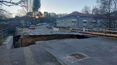 El temporal abri� un socav�n en la calle Alberto Vilanova de O Carballi�o