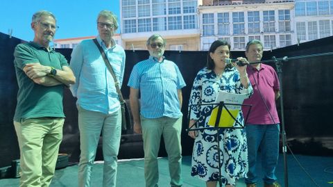 Los bisnietos de Ricardo Courtier, José Javier y Pedro, junto al edil de Cultura, José Luis Vidal; la alcaldesa, Patricia Domínguez; y el concejal de Deportes, Fermín Santoveña.