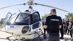 Un bombero rumano del dispositivo europeo ante un helic�ptero