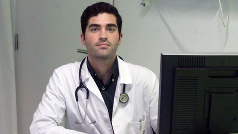 Javier López Rosell es uno de los 19 médicos de familia inscritos en la bolsa de personal voluntario para hacer guardias en PAC de Pontevedra y O Salnés