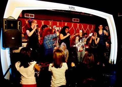 El grupo The Marveltons ofreci� un concierto para los ni�os, que tambi�n subieron a cantar.