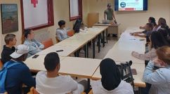 Uno de los talleres que organiza Cruz Roja con el colectivo de refugiados para mejorar su adaptaci�n al entorno