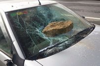 Una luna delantera fue destrozada con una piedra de gran tama�o.