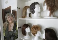 Mar�a Jos�, con algunas de las pelucas disponibles en la Asociaci�n contra el C�ncer. 