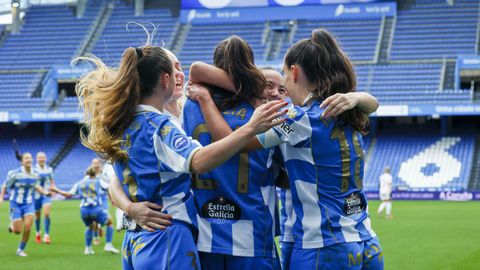 Las jugadoras del D&eacute;por Abanca celebran uno de los goles marcados al Real Madrid.